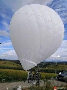 男子坐氢气球视频,男子体验氢气球之旅